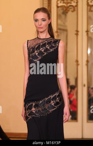Rom, Italien. 26. Januar, 2018. Renato Balestra Modenschau haute Couture Kollektion Frühjahr Sommer 2018 Brancaccio Palace in Rom Credit: Massimo danza/Alamy leben Nachrichten Stockfoto