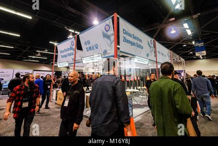 Anaheim, USA. 26 Jan, 2018. Aussteller aus China sind während der National Association of Music Merchants (2018 NAMM) zeigen im Anaheim Convention Center in Anaheim, Kalifornien, USA, Jan. 26, 2018 gesehen. Credit: Zhao Hanrong/Xinhua/Alamy leben Nachrichten Stockfoto