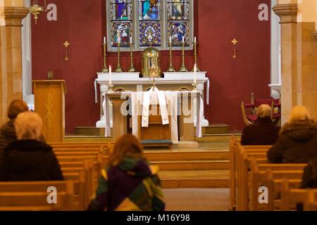 Neuen Mühlen. Derbyshire. UK. 27. Januar. 2018 In der Vorbereitung für das dreitägige Feier ADOREMUS in Liverpool im August, der Verkündigung der Katholischen Kirche in neuen Mühlen, Derbyshire hält eine zwölf Stunden Adoremus (Lasst uns anbeten) Service, beginnend mit einem frühen Morgen Masse und endend mit Segen. Während der Tag, an dem die Kirche ist offen für die Anbetung vor dem Allerheiligsten Sakrament. Quelle: John Fryer/Alamy leben Nachrichten Stockfoto