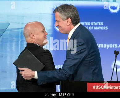 Bürgermeister Bill De Blasio (Demokrat von New York, NY) Umarmungen Bürgermeister Mitchell J. Landrieu (Demokrat von New Orleans, LA) nach den Erläuterungen in der Plenarsitzung des United States Konferenz der Bürgermeister in Washington, DC am Donnerstag, den 25. Januar 2018. Credit: Ron Sachs/CNP (Einschränkung: Keine New York oder New Jersey Zeitungen oder Zeitschriften innerhalb eines 75-Meilen-Radius von New York City) - KEINE LEITUNG SERVICE - Foto: Ron Sachs/konsolidierte News Fotos/Ron Sachs - CNP Stockfoto