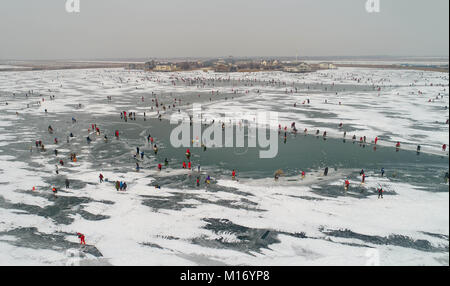 Shijiazhuang, Provinz Hebei Provinz Chinas. 27 Jan, 2018. Die Leute fischen auf Caofei See in Tangshan, nördlich der chinesischen Provinz Hebei, Jan. 27, 2018. Credit: Yang Shiyao/Xinhua/Alamy leben Nachrichten Stockfoto