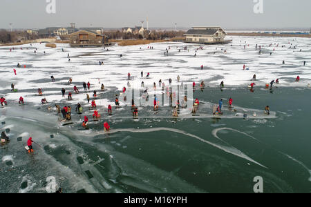 Shijiazhuang, Provinz Hebei Provinz Chinas. 27 Jan, 2018. Die Leute fischen auf Caofei See in Tangshan, nördlich der chinesischen Provinz Hebei, Jan. 27, 2018. Credit: Yang Shiyao/Xinhua/Alamy leben Nachrichten Stockfoto