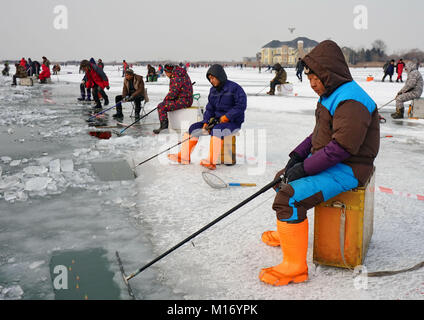 Shijiazhuang, Provinz Hebei Provinz Chinas. 27 Jan, 2018. Die Leute fischen auf Caofei See in Tangshan, nördlich der chinesischen Provinz Hebei, Jan. 27, 2018. Credit: Yang Shiyao/Xinhua/Alamy leben Nachrichten Stockfoto