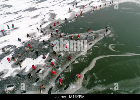 Shijiazhuang, Provinz Hebei Provinz Chinas. 27 Jan, 2018. Die Leute fischen auf Caofei See in Tangshan, nördlich der chinesischen Provinz Hebei, Jan. 27, 2018. Credit: Yang Shiyao/Xinhua/Alamy leben Nachrichten Stockfoto