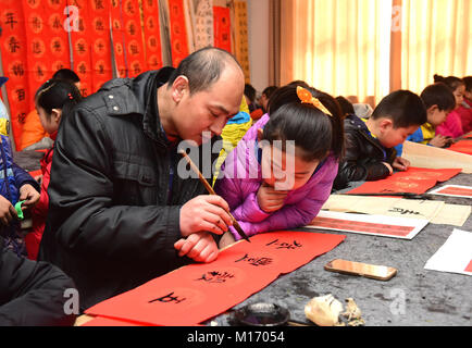 Shijiazhuan, Shijiazhuan, China. 27 Jan, 2018. Shijiazhuang, China-27 Januar 2018: Schüler schreiben Frühlingsfest Couplets in Shijiazhuang, nördlich der chinesischen Provinz Hebei, Januar 27th, 2018, die Vorbereitung auf die kommende Frühjahr Festival. Credit: SIPA Asien/ZUMA Draht/Alamy leben Nachrichten Stockfoto