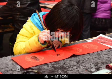 Shijiazhuan, Shijiazhuan, China. 27 Jan, 2018. Shijiazhuang, China-27 Januar 2018: Schüler schreiben Frühlingsfest Couplets in Shijiazhuang, nördlich der chinesischen Provinz Hebei, Januar 27th, 2018, die Vorbereitung auf die kommende Frühjahr Festival. Credit: SIPA Asien/ZUMA Draht/Alamy leben Nachrichten Stockfoto