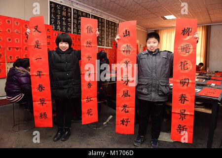 Shijiazhuan, Shijiazhuan, China. 27 Jan, 2018. Shijiazhuang, China-27 Januar 2018: Schüler schreiben Frühlingsfest Couplets in Shijiazhuang, nördlich der chinesischen Provinz Hebei, Januar 27th, 2018, die Vorbereitung auf die kommende Frühjahr Festival. Credit: SIPA Asien/ZUMA Draht/Alamy leben Nachrichten Stockfoto