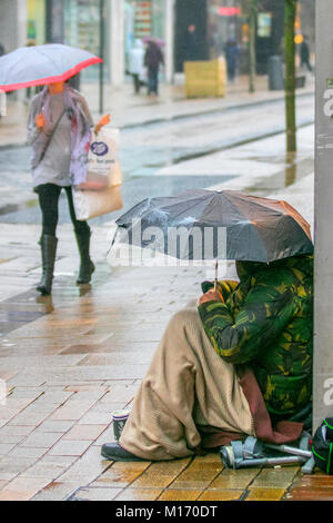 Preston Lancashire Großbritannien Wetter. Januar 2018. Regnerische Nässe beginnen in der Innenstadt bis zum Tag. Menschen, die Bettler, Obdachlose und Obdachlosigkeit, Menschen auf den Straßen, Türsteher, Schlafen, Armut, Arbeitslosigkeit, Wohlergehen, Bettler, raggestly Tramp, Hobo, Bum, Vagabond. Unglückliche Person in Armut, armer Vagrant, Tramp, Drifter, schäbig, zerbrochen, zerbrochen, zermürbt, unverschlafen, saftig. Stockfoto