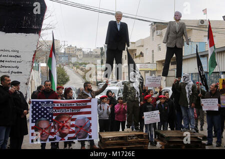 Bethlehem, West Bank, Palästina. 27 Jan, 2018. Palästinenser organisieren eine gefälschte Studie US-Präsident Donald Trump und sein Vize Präsident Mike Pence zu beurteilen und ihre Marionetten im Aida Refugee Camp in der West Bank Stadt Bethlehem hängen am Januar 27, 2018 Credit: Wisam Hashlamoun/APA-Images/ZUMA Draht/Alamy leben Nachrichten Stockfoto