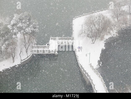 Wuxi in der chinesischen Provinz Jiangsu. 27 Jan, 2018. Menschen laufen draußen im Schnee in Wuxi City, der ostchinesischen Provinz Jiangsu, Jan. 27, 2018. Credit: Tang Yi/Xinhua/Alamy leben Nachrichten Stockfoto