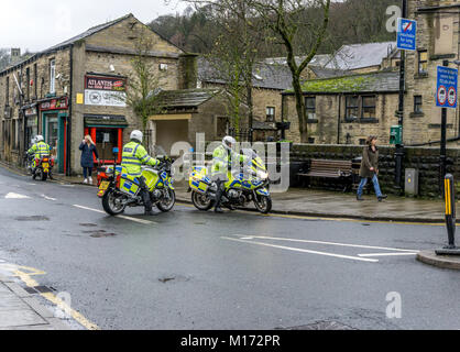 Hereford, England. 27. Januar 2018. Birmingham City reisenden Fans zu den FA Cup Riegel gegen Premier League Huddersfield Town, machen Halt in ländlichen Holmfirth. Polizei kommen ein paar Fans escort zurück in die Kneipe zu. Carl Dckinson/Alamy leben Nachrichten Stockfoto