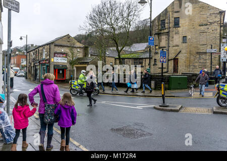 Hereford, England. 27. Januar 2018. Birmingham City reisenden Fans zu den FA Cup Riegel gegen Premier League Huddersfield Town, machen Halt in ländlichen Holmfirth. Polizei kommen ein paar Fans escort zurück in die Kneipe zu. Carl Dckinson/Alamy leben Nachrichten Stockfoto