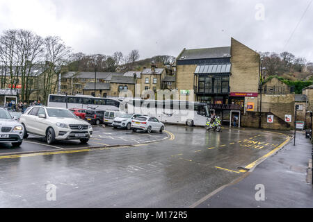 Hereford, England. 27. Januar 2018. Birmingham City reisenden Fans zu den FA Cup Riegel gegen Premier League Huddersfield Town, machen Halt in ländlichen Holmfirth. Reisebusse ankommen der Birmingham City Anhänger zum Fußball-Spiel gegen Premier League Huddersfield Town zu nehmen. Carl Dckinson/Alamy leben Nachrichten Stockfoto