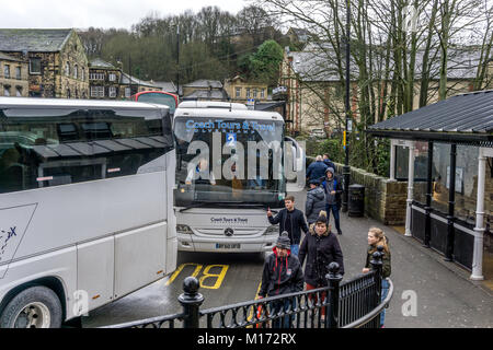 Hereford, England. 27. Januar 2018. Birmingham City reisenden Fans zu den FA Cup Riegel gegen Premier League Huddersfield Town, machen Halt in ländlichen Holmfirth. Reisebusse ankommen der Birmingham City Anhänger zum Fußball-Spiel gegen Premier League Huddersfield Town zu nehmen. Carl Dckinson/Alamy leben Nachrichten Stockfoto