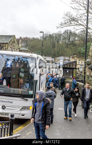 Hereford, England. 27. Januar 2018. Birmingham City reisenden Fans zu den FA Cup Riegel gegen Premier League Huddersfield Town, machen Halt in ländlichen Holmfirth. Reisebusse ankommen der Birmingham City Anhänger zum Fußball-Spiel gegen Premier League Huddersfield Town zu nehmen. Carl Dckinson/Alamy leben Nachrichten Stockfoto