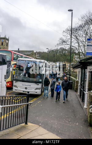 Hereford, England. 27. Januar 2018. Birmingham City reisenden Fans zu den FA Cup Riegel gegen Premier League Huddersfield Town, machen Halt in ländlichen Holmfirth. Reisebusse ankommen der Birmingham City Anhänger zum Fußball-Spiel gegen Premier League Huddersfield Town zu nehmen. Carl Dckinson/Alamy leben Nachrichten Stockfoto