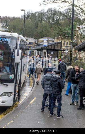 Hereford, England. 27. Januar 2018. Birmingham City reisenden Fans zu den FA Cup Riegel gegen Premier League Huddersfield Town, machen Halt in ländlichen Holmfirth. Reisebusse ankommen der Birmingham City Anhänger zum Fußball-Spiel gegen Premier League Huddersfield Town zu nehmen. Carl Dckinson/Alamy leben Nachrichten Stockfoto