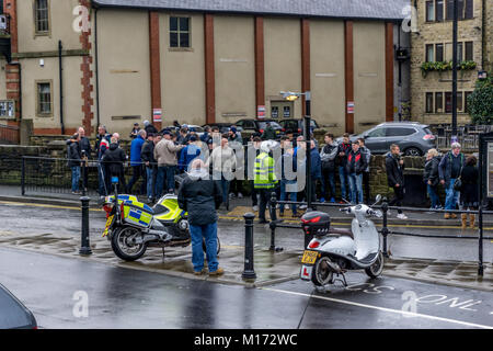 Hereford, England. 27. Januar 2018. Birmingham City reisenden Fans zu den FA Cup Riegel gegen Premier League Huddersfield Town, machen Halt in ländlichen Holmfirth. Stadt Anhänger warten in Holmfirth für die Trainer Sie zu sammeln und zu zum Fußball-Spiel gegen Premier League Huddersfield Town. Carl Dckinson/Alamy leben Nachrichten Stockfoto