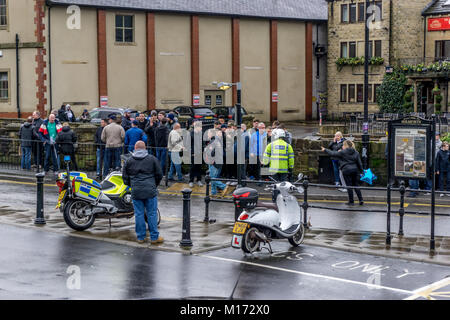 Hereford, England. 27. Januar 2018. Birmingham City reisenden Fans zu den FA Cup Riegel gegen Premier League Huddersfield Town, machen Halt in ländlichen Holmfirth. Stadt Anhänger warten in Holmfirth für die Trainer Sie zu sammeln und zu zum Fußball-Spiel gegen Premier League Huddersfield Town. Carl Dckinson/Alamy leben Nachrichten Stockfoto