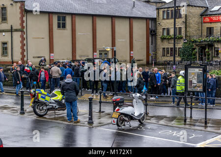 Hereford, England. 27. Januar 2018. Birmingham City reisenden Fans zu den FA Cup Riegel gegen Premier League Huddersfield Town, machen Halt in ländlichen Holmfirth. Stadt Anhänger warten in Holmfirth für die Trainer Sie zu sammeln und zu zum Fußball-Spiel gegen Premier League Huddersfield Town. Carl Dckinson/Alamy leben Nachrichten Stockfoto