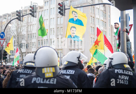 Köln, Deutschland, 27. Januar 2018. Polizisten halt eine kurdische Demonstration gegen die türkische Militäroffensive im Norden Syriens, in der Polizei eine kurdische Demonstration mit mehr als 20.000 Teilnehmern endete Früh. Verbotene PKK - Fahnen und Bilder von inhaftierten PKK-Führer Öcalan wurden während der protestmarsch durchgeführt. Foto: Rainer Jensen/dpa Quelle: dpa Picture alliance/Alamy leben Nachrichten Stockfoto