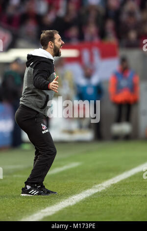 Köln Trainer Stefan Ruthenbeck Gesten während der deutschen Fußball-Bundesliga Match zwischen 1. FC Köln und FC Augsburg im RheinEnergieStadion in Köln, Deutschland, 27. Januar 2018. (EMBARGO BEDINGUNGEN - ACHTUNG: Aufgrund der Akkreditierung Richtlinien, die DFL gestattet nur die Veröffentlichung und Verwertung von bis zu 15 Bildern pro Spiel im Internet und in online Medien während des Spiels.) Foto: Federico Gambarini/dpa Stockfoto