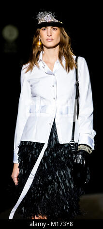 Madrid, Spanien. 27. Januar, 2018. Ein Modell Vitrinen Designs von malne auf dem Erscheinen während Mercedes Benz Fashion Week Madrid Herbst/Winter 2018 Ifema am 27. Februar in Madrid, Spanien 2018. Quelle: David Gato/Alamy leben Nachrichten Stockfoto