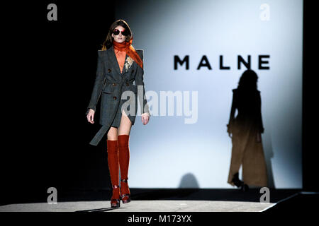 Madrid, Spanien. 27. Januar, 2018. Ein Modell Vitrinen Designs von malne auf dem Erscheinen während Mercedes Benz Fashion Week Madrid Herbst/Winter 2018 Ifema am 27. Februar in Madrid, Spanien 2018. Quelle: David Gato/Alamy leben Nachrichten Stockfoto