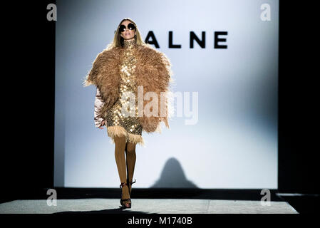 Madrid, Spanien. 27. Januar, 2018. Brisa Fenoy Vitrinen Designs von malne auf dem Erscheinen während Mercedes Benz Fashion Week Madrid Herbst/Winter 2018 Ifema am 27. Februar in Madrid, Spanien 2018. Quelle: David Gato/Alamy leben Nachrichten Stockfoto