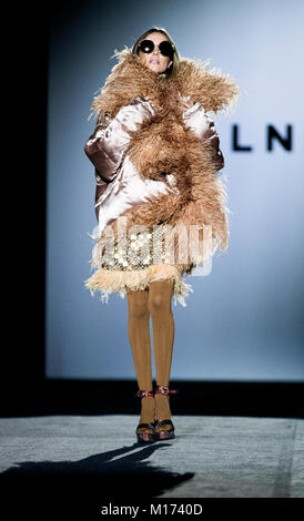 Madrid, Spanien. 27. Januar, 2018. Brisa Fenoy Vitrinen Designs von malne auf dem Erscheinen während Mercedes Benz Fashion Week Madrid Herbst/Winter 2018 Ifema am 27. Februar in Madrid, Spanien 2018. Quelle: David Gato/Alamy leben Nachrichten Stockfoto