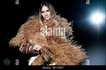 Madrid, Spanien. 27. Januar, 2018. Brisa Fenoy Vitrinen Designs von malne auf dem Erscheinen während Mercedes Benz Fashion Week Madrid Herbst/Winter 2018 Ifema am 27. Februar in Madrid, Spanien 2018. Quelle: David Gato/Alamy leben Nachrichten Stockfoto