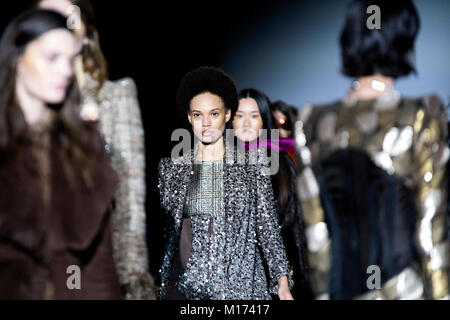 Madrid, Spanien. 27. Januar, 2018. Ein Modell Vitrinen Designs von malne auf dem Erscheinen während Mercedes Benz Fashion Week Madrid Herbst/Winter 2018 Ifema am 27. Februar in Madrid, Spanien 2018. Quelle: David Gato/Alamy leben Nachrichten Stockfoto