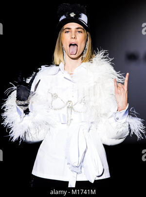 Madrid, Spanien. 27. Januar, 2018. Brisa Fenoy Vitrinen Designs von malne auf dem Erscheinen während Mercedes Benz Fashion Week Madrid Herbst/Winter 2018 Ifema am 27. Februar in Madrid, Spanien 2018. Quelle: David Gato/Alamy leben Nachrichten Stockfoto