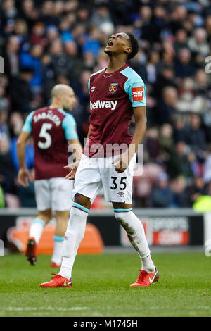 Wigan, England. 27. Januar, 2018. Reece Oxford von West Ham United sieht während der FA Cup in die vierte Runde zwischen Wigan Athletic und West Ham United auf DW Stadion am 27. Januar 2018 in Wigan, England niedergeschlagen. (Foto von Daniel Chesterton/phcimages.com) Credit: PHC Images/Alamy leben Nachrichten Stockfoto