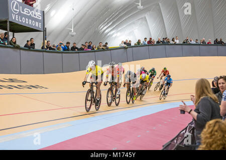 Detroit, Michigan, USA - 26. Januar 2018 - eine Reihe von Radrennen die Eröffnung des Lexus Velodrom, einer von nur drei Indoor veleromes in den Vereinigten Staaten gefeiert. Quelle: Jim West/Alamy leben Nachrichten Stockfoto