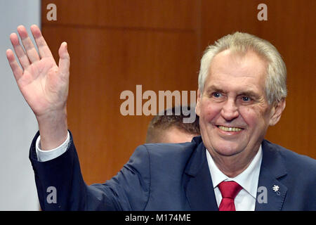 Die pro-russische etablierten Milos Zeman kommt mit seinen Anhängern den Sieg in der tschechischen Präsidentschaftswahl in Prag, Tschechische Republik, Samstag, 27 Januar, 2018. Der Tschechischen Republik pro-russische Präsident gewann eine zweite Amtszeit von fünf Jahren Samstag nach dem Sieg gegen ein politischer Neuling gesehen als mehr Western - in einer Stichwahl orientiert. Mit stimmzetteln von fast 99 Prozent der Wahllokale gezählt, das Tschechische Amt für Statistik sagte Präsident Milos Zeman 51,6 Prozent der Stimmen während des zweitägigen Stichwahl erhalten hatte. (CTK Photo/Michal Kamaryt) Quelle: CTK/Alamy leben Nachrichten Stockfoto