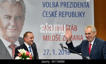 Die pro-russische etablierten Milos Zeman kommt mit seinen Anhängern den Sieg in der tschechischen Präsidentschaftswahl in Prag, Tschechische Republik, Samstag, 27 Januar, 2018. Der Tschechischen Republik pro-russische Präsident gewann eine zweite Amtszeit von fünf Jahren Samstag nach dem Sieg gegen ein politischer Neuling gesehen als mehr Western - in einer Stichwahl orientiert. Mit stimmzetteln von fast 99 Prozent der Wahllokale gezählt, das Tschechische Amt für Statistik sagte Präsident Milos Zeman 51,6 Prozent der Stimmen während des zweitägigen Stichwahl erhalten hatte. Auf der linken Seite ist Leiter des Präsidialbüros Protokoll Abschnitt Vladimir Stockfoto