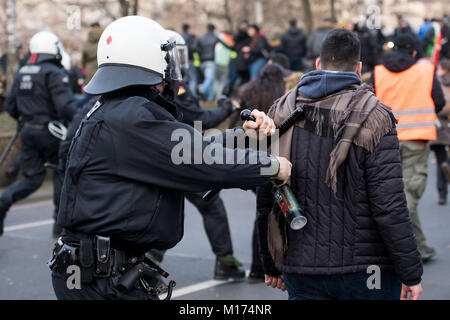 Polizeibeamte Kraft wieder Demonstranten eine kurdische Demonstration gegen die türkische Militäroffensive im Norden von Syrien, am Ebertplatz in Köln, Deutschland, 27. Januar 2018. Foto: Marius Becker/dpa Stockfoto