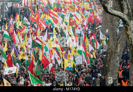 Demonstranten eine kurdische Demonstration gegen die türkische Militäroffensive im Norden Syriens in Köln, Deutschland, 27. Januar 2018. Foto: Rainer Jensen/dpa Stockfoto