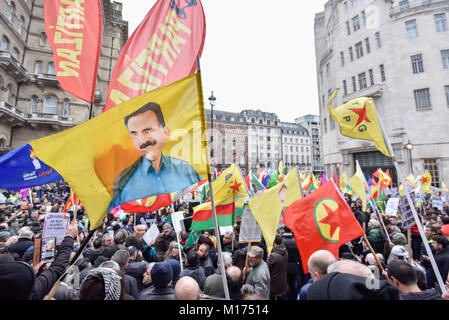 London, Großbritannien. 27. Januar 2018. Tausende von kurdischen Menschen versammeln sich außerhalb der BBC Hauptsitz in Portland Place Downing Street bis März gegen die militärische Invasion der Türkei auf die Stadt Afrin im Norden Syriens, eine überwiegend kurdische Stadt zu protestieren. Die Demonstranten forderten die britische Öffentlichkeit Solidarität mit dem Volk von afrin und für das Vereinigte Königreich zu verlangen, dass die Türkei zurück, seine Truppen ziehen zu zeigen. Credit: Stephen Chung/Alamy leben Nachrichten Stockfoto