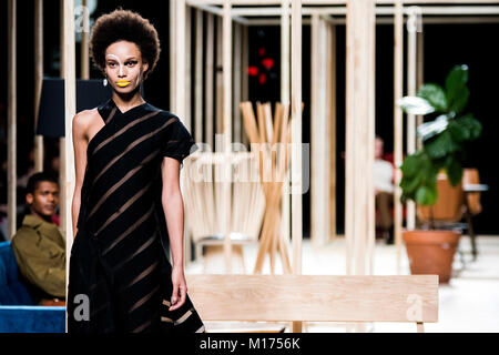 Madrid, Spanien. 27. Januar, 2018. Brisa Fenoy Vitrinen Designs von Oliva auf dem Erscheinen während Mercedes Benz Fashion Week Madrid Herbst/Winter 2018 Ifema am 27. Februar in Madrid, Spanien 2018. © David Gato/Alamy leben Nachrichten Stockfoto