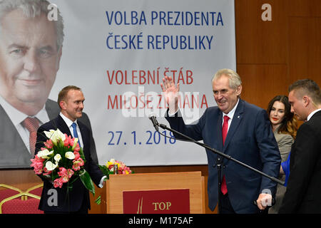 Die pro-russische etablierten Milos Zeman kommt mit seinen Anhängern den Sieg in der tschechischen Präsidentschaftswahl in Prag, Tschechische Republik, Samstag, 27 Januar, 2018. Der Tschechischen Republik pro-russische Präsident gewann eine zweite Amtszeit von fünf Jahren Samstag nach dem Sieg gegen ein politischer Neuling gesehen als mehr Western - in einer Stichwahl orientiert. Mit stimmzetteln von fast 99 Prozent der Wahllokale gezählt, das Tschechische Amt für Statistik sagte Präsident Milos Zeman 51,6 Prozent der Stimmen während des zweitägigen Stichwahl erhalten hatte. Auf der linken Seite ist Leiter des Präsidialbüros Protokoll Abschnitt Vladimir Stockfoto