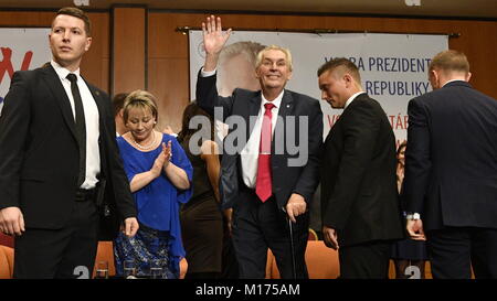 Die pro-russische etablierten Milos Zeman, begleitet von seiner Frau Ivana Zemanova, Ansprüche Sieg in der tschechischen Präsidentschaftswahl in Prag, Tschechische Republik, Samstag, 27 Januar, 2018. Der Tschechischen Republik pro-russische Präsident gewann eine zweite Amtszeit von fünf Jahren Samstag nach dem Sieg gegen ein politischer Neuling gesehen als mehr Western - in einer Stichwahl orientiert. Mit stimmzetteln von fast 99 Prozent der Wahllokale gezählt, das Tschechische Amt für Statistik sagte Präsident Milos Zeman 51,6 Prozent der Stimmen während des zweitägigen Stichwahl erhalten hatte. (CTK Photo/Michal Kamaryt) Quelle: CTK/Alamy leben Nachrichten Stockfoto