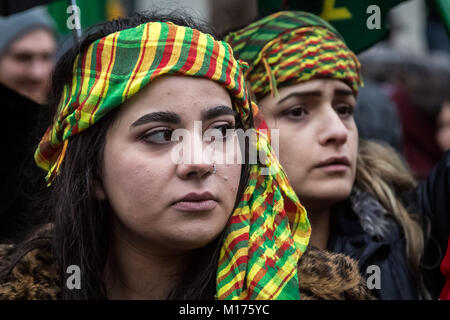 London, Großbritannien. 27. Januar, 2018. Britische Kurden Protestmarsch von BBC HQ gegenüber Downing Street in Solidarität mit Rojava und Afrin Regionen zu demonstrieren und die britische Regierung die Nachfrage geht gegen die türkischen militärischen Offensiven im Norden Syriens. © Guy Corbishley/Alamy leben Nachrichten Stockfoto