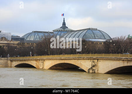 Paris, Frankreich, 27. Jan 2018. Überschwemmungen in Paris, den Fluss im Grand Palais mit der Pont des Invalides. Der Fluss Seine wurde erwartet, seinen Höhepunkt zwischen Samstag Nachmittag und frühen Sonntag Morgen zu erreichen. Während der überschwemmung Agentur zurückgefahren Vorhersagen, dass Überschwemmungen nach oben würden jene von 2016, waren die Prognose noch bis zu 6 Meter (19,7 Fuß) erreichen, verursacht schwerwiegende Probleme für diejenigen, die in der Nähe der Ufer des Flusses leben. Credit: Imageplotter Nachrichten und Sport/Alamy leben Nachrichten Stockfoto