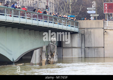 Paris, Frankreich, 27. Jan 2018. Die zouave Soldat in Pont de l'Alma wird verwendet, um die Höhe der Seine in Paris zu messen. Überschwemmungen in Paris. Der Fluss Seine wurde erwartet, seinen Höhepunkt zwischen Samstag Nachmittag und frühen Sonntag Morgen zu erreichen. Während der überschwemmung Agentur zurückgefahren Vorhersagen, dass Überschwemmungen nach oben würden jene von 2016, waren die Prognose noch bis zu 6 Meter (19,7 Fuß) erreichen, verursacht schwerwiegende Probleme für diejenigen, die in der Nähe der Ufer des Flusses leben. Credit: Imageplotter Nachrichten und Sport/Alamy leben Nachrichten Stockfoto