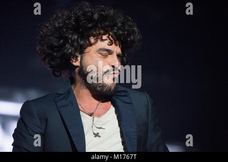 Turin, Italien. 2018. Max Pezzali, Neu, Renga mit ihren 'Il Tour" an Pala Alpitour in Turin am 26. Januar 2018 Credit: Antonio Polia/Alamy leben Nachrichten Stockfoto