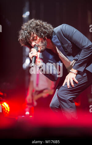 Turin, Italien. 2018. Max Pezzali, Neu, Renga mit ihren 'Il Tour" an Pala Alpitour in Turin am 26. Januar 2018 Credit: Antonio Polia/Alamy leben Nachrichten Stockfoto