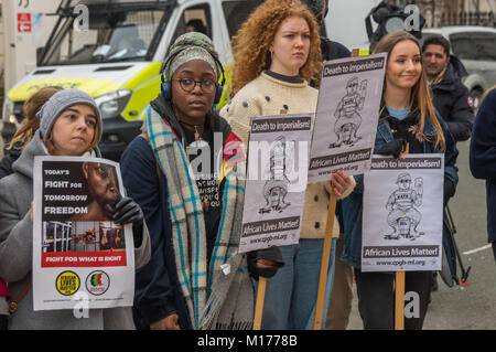 London, Großbritannien. 27. Januar 2018. Afrikanische Leben und die Internationale Kampagne zum Boykott der VAE Protest gegen die VAE Botschaft in London gegen die Finanzierung durch die Vereinigten Arabischen Emirate von bewaffneten Gruppen in Libyen, einzusperren, zu foltern und afrikanische Migranten töten und sie als Sklaven zu verkaufen. Sie forderte außerdem ein Ende des Menschenhandels der afrikanischen Migranten und zum Dubai und für die Hilfe für die Opfer der Sklaverei in Dubai gegeben werden, um ihre Familien in Afrika zurückzukehren. Peter Marshall / alamy Leben Nachrichten Stockfoto