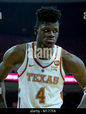 Jan 27, 2018. Mohamed Bamba #4 der Texas Longhorns in Aktion der Mississippi Rebellen an der Frank Erwin Center in Austin Texas vs. Texas Niederlagen Mississippi 85-72. Robert Backman/Cal Sport Media. Stockfoto